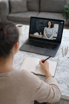 Apprentissage en ligne avec accompagnement humain via visioconférence sur Hartak Academy